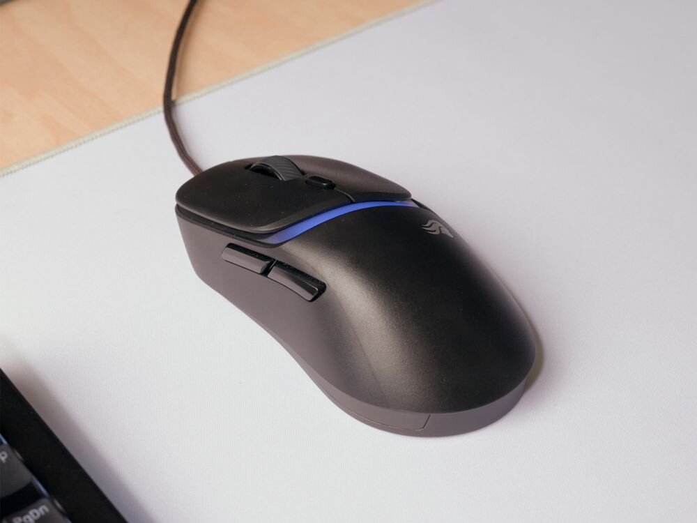 Glorious Gaming Model D3 - mysz leżąca na biurku