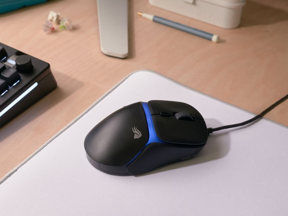 Glorious Gaming Model D3 długiej żywotności intensywnym użytkowaniu optyczne przełączniki żywotność do 130 milionów kliknięć problem podwójnych kliknięć wysokiej precyzji, stabilności - Ilustracja pokazująca mysz leżącą na biurku