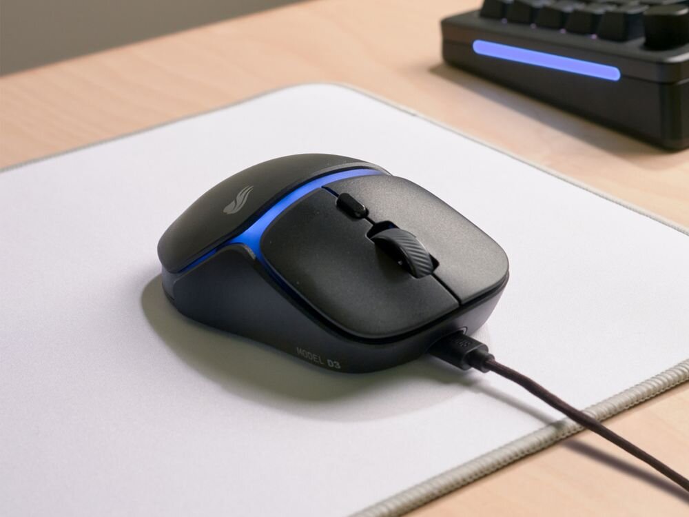 Glorious Gaming Model D3 57 g najlżejszych modeli na rynku Symetryczny kształt redukuje zmęczenie nadgarstka - Ilustracja przedstawia mysz przodem na biurku