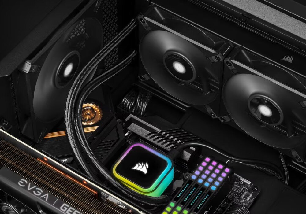 Komputer MAD DOG GeForce RTX5070Ti DLSS 4 Reflex Edition 2 CORSAIR3500X-I01WR32WP Wnętrze obudowy komputerowej z widocznym systemem chłodzenia cieczą i podświetlanymi kolorowo modułami pamięci RAM, chłodzenie cieczą, chłodnica, wentylatory