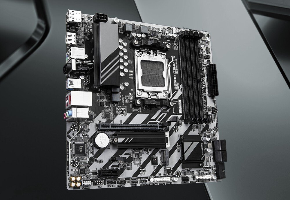 Komputer MAD DOG GeForce RTX5060 DLSS 4 Reflex Edition 2 LOGIC-A10WR32WP Płyta główna komputera z widocznymi gniazdami i srebrnymi radiatorami utrzymana w czarno-białej kolorystyce na szarym tle