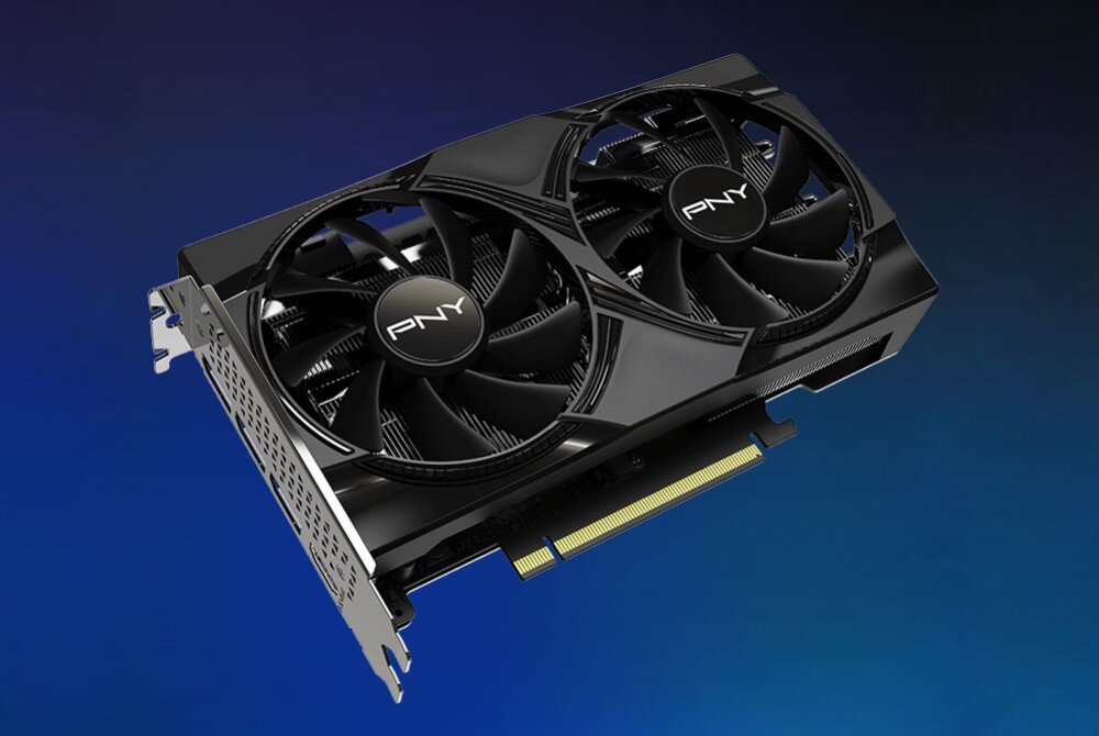 Komputer MAD DOG GeForce RTX5060 DLSS 4 Reflex Edition 2 LOGIC-I01DR32 karta graficzna PNY z dwoma dużymi wentylatorami na czarnym radiatorze, pokazana z boku pod lekkim kątem na ciemnym, niebieskim tle