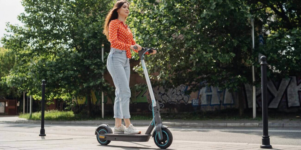 Hulajnoga elektryczna MOTUS Scooty 10 Turkusowy silnik moc 350 W maksymalna predkosc do 20 km/h w tylnym kole lepsza kontrola pokonywanie niewielkich wzniesien o nachyleniu terenu do 15 stopni