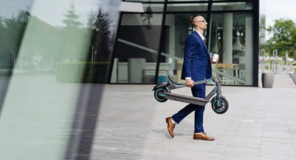 Hulajnoga elektryczna MOTUS Scooty 10 GEN 5 Szary sysem skladania latwy transport bespiezny system skladania wykorzysanie sil przeciwnych wzdgledem siebie haczyk zabezpieczajacy blokuje hulajnoge przed przypadkowym rozlozeniem