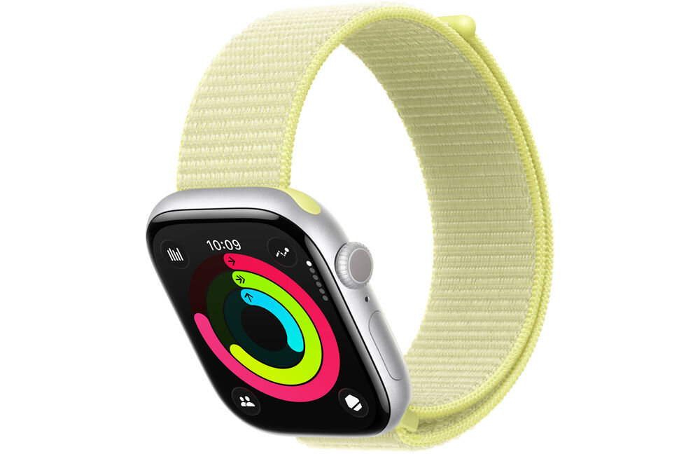 Apple Watch 11 GPS 46mm koperta z aluminium (gwiezdna szarość) + pasek sportowy rozmiar M/L (czarny) prezentacja zegarka pod kątem na białym tle z włączoną aplikacją Aktywność pokazanie pierścieni aplikacja aktywność śledzenie postępów możliwość personalizacji