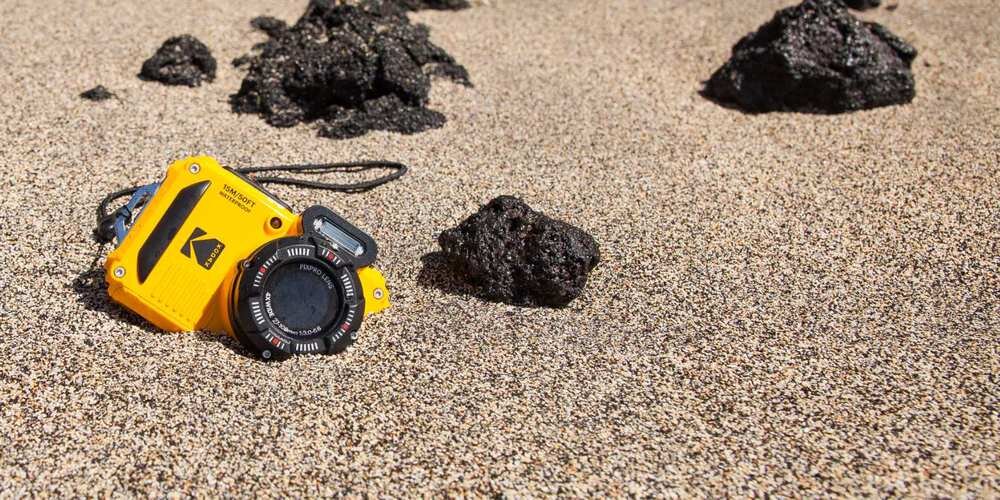 KODAK PIXPRO WPZ2 w piasku plaży wodoodporny aparat cyfrowy do zdjęć podwodnych i wypraw terenowych