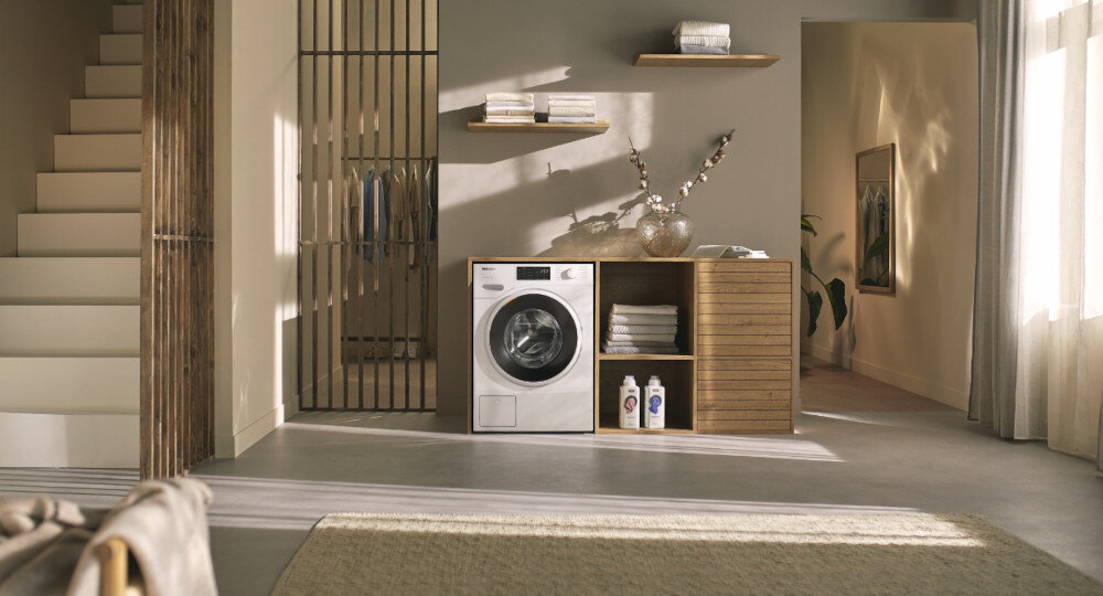 PRALKA MIELE WWB360 WCS zdjęcie lifestyle Delikatne i efektywne pranie Automatyczne dozowanie System parowy SteamCare Dozowanie w porcjach CapDosing Testowane na 20 lat Oszczędnie z PowerWash Bęben SoftCare Łączenie urządzeń z siecią Automatyka wagowa Silnik ProfiEco Oszczędnie z QuickPowerWash Prasowanie wstępne z parą Dokładaj ubrania z AddLoad Ochrona przed zalaniem System bezpieczeństwa 