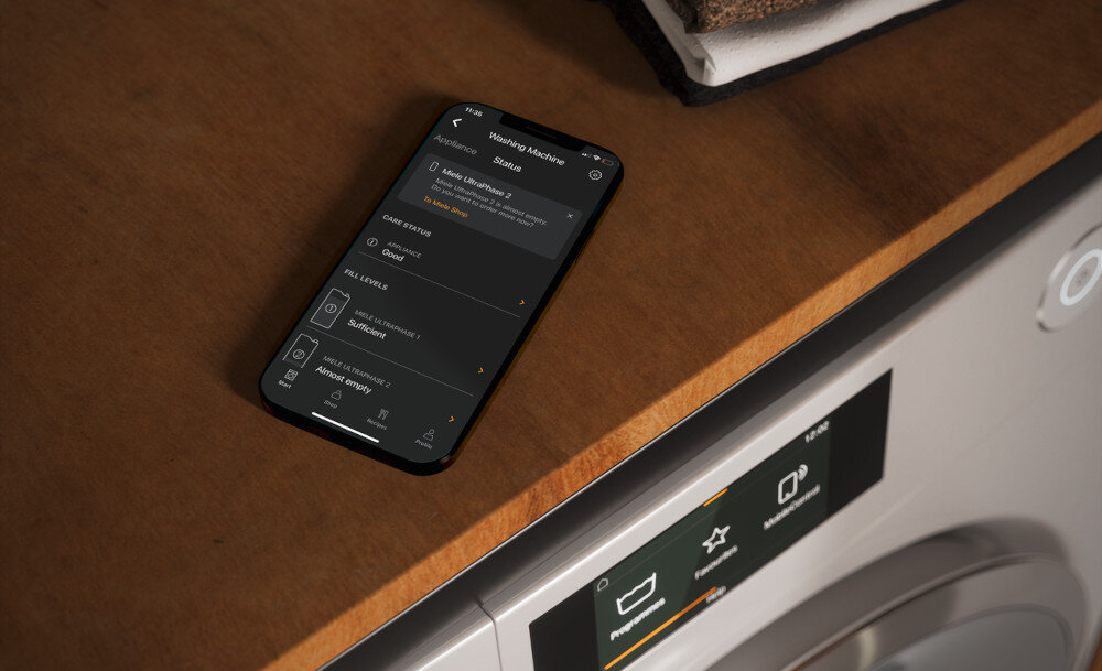 PRALKA MIELE WWB360 WCS zdjęcie lifestyle smartfon telefon Łączenie urządzeń z siecią zdalne sterowanie aplikacja oferta cyfrowa powiadomienia wskazówki monitoruj zużycie energii twórz programy