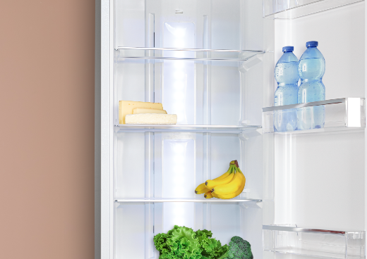 Wnętrze lodówki wypełnionej produktam/