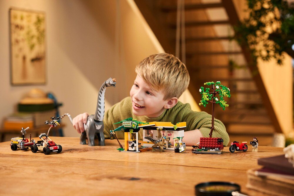 LEGO 76973 Jurassic World Na tropie tytanozaura i raptora Welociraptor formowane figurki tytanozaura i welociraptora trzy minifigurki: Zory Bennett, Martina Krebsa i dr. Henry’ego Loomisa