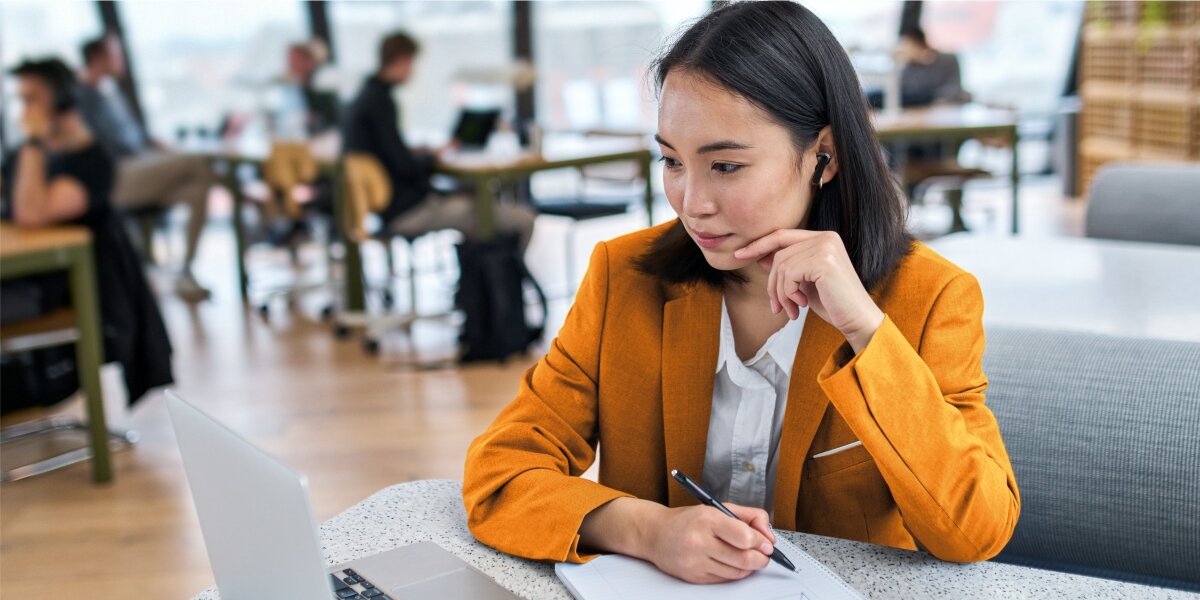 Słuchawki dokanałowe HAMA Passion Clear II - Pełne zanurzenie w dźwięku, osoba siedząca w pomieszczeniu przed laptopem z założonymi słuchawkami