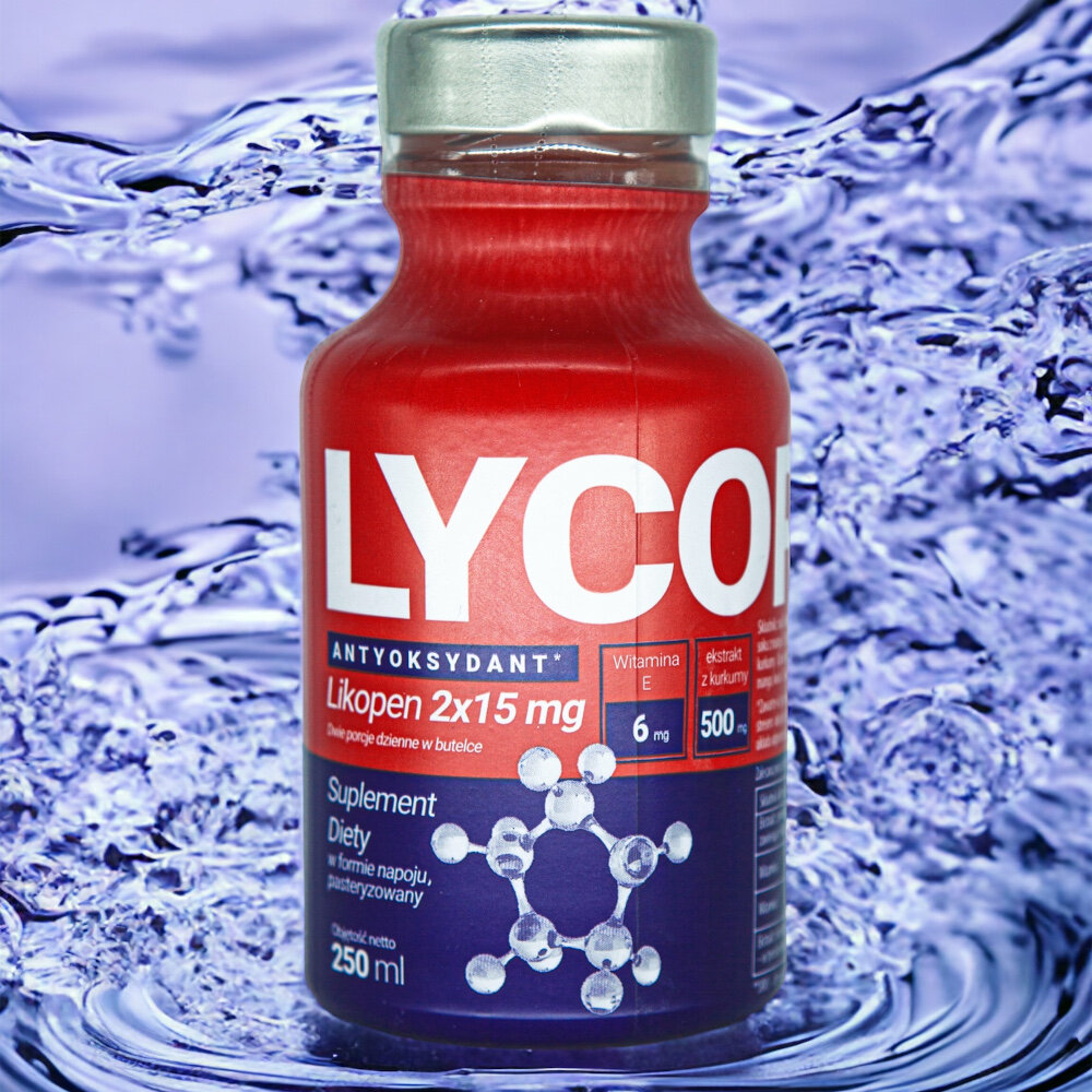 Napój LYCOPEN Antyoxidant Drink Witamina E + Kurkuma 15 x 250 ml butelka na tle wody innowacyjna technologia ekstrakcji wodnej 9-krotnie wyższa bioprzyswajalnościa składniki aktywne są szybciej i skuteczniej wchłaniane przez organizm