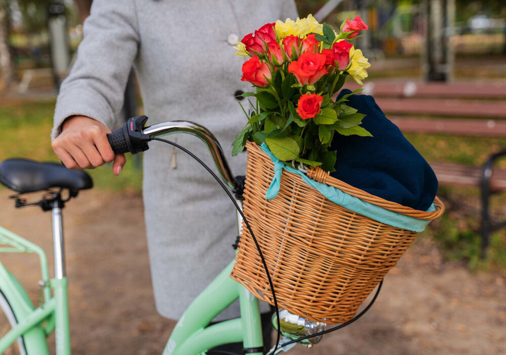 Koszyk wiklinowy na rower VÖGEL VKS-702 CP Stylowy Turkusowy uniwersalny wygląd współgrał z każdym typem roweru rączka z uchwytem