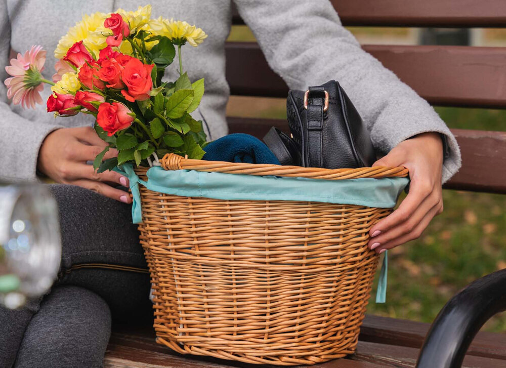 Koszyk wiklinowy na rower VÖGEL VKS-702 CP Stylowy Turkusowy zmieści wszystkie potrzebne akcesoria wykorzystać idąc na zakupy duża ładowność