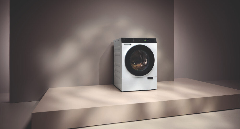 PRALKA MIELE WQ 1000 WPS zdjęcie lifestyle pralka na stopniu front tło Testowane na 20 lat użytkowania Bęben SofCare InfinityCare System dozujący TwinDos Program SmartMatic Wyświetlacz M Touch Pro System CapDosing Oszczędnie z FlexLoad Czystość z PowerWash Podłączenie do ciepłej wody Oszczędzaj prąd, wodę i czas Ochrona przed wodą System parowy SteamCare Program QuickPowerWash Łączenie z Miele@home Dokładaj pranie z AddLoad Łatwe otwieranie drzwiczek Oświetlenie AmbientLight Czujnik MotionReact Buty sportowe jedwab wełna outdoor impregnacja