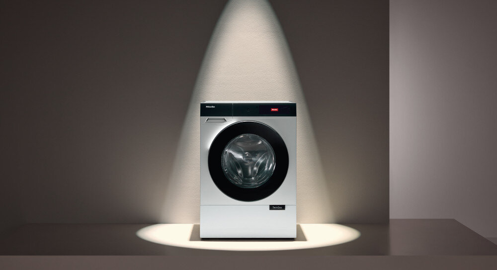 PRALKA MIELE WQ 1000 WPS zdjęcie lifestyle pralka na stopniu oświetlona od góry rzut światła seria W1 testy wydajność 20 lat użytkowania rozwój