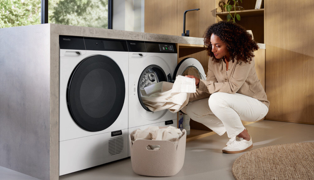 PRALKA MIELE WQ 1000 WPS zdjęcie lifestyle pralka front panel kosz z praniem FlexLoad optymalizacja zużycia automatyka wagowa dostosowanie parametrów oszczędność ochrona środowiska