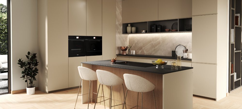 ZMYWARKA WHIRLPOOL WH6IA10BS7L0 wizualizacja lifestyle kuchnia jasne wnętrze beżowe szafki urządzenia AGD zabudowa roślina krzesła wyspa kuchenna wygląd styl Solidne wykończenie elegancja wydajność wygoda