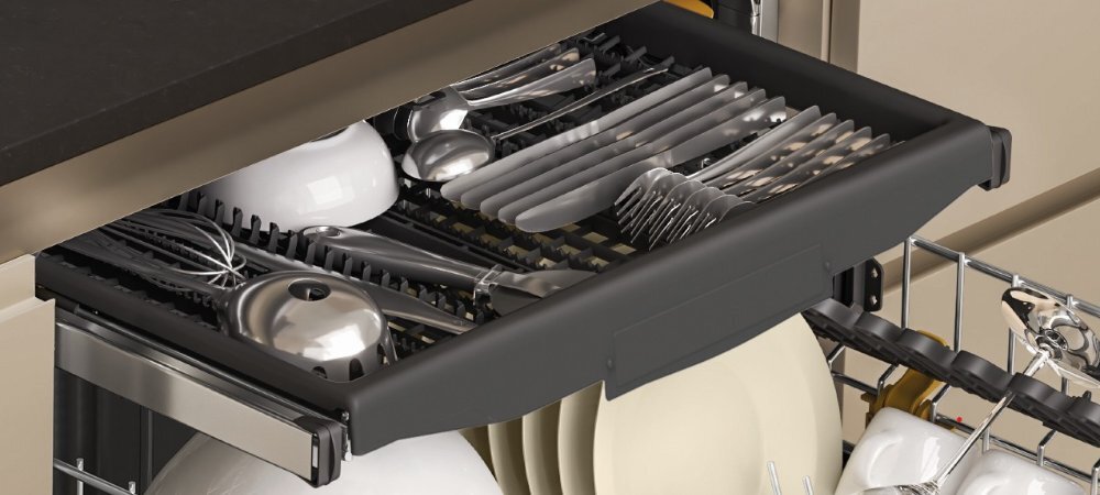 ZMYWARKA WHIRLPOOL WH6IA10BS7L0 wizualizacja lifestyle górny kosz szuflada trzeci kosz sztućce akcesoria drobne noże widelca łyżki Dodatkowa przestrzeń wygoda komfort organizacja