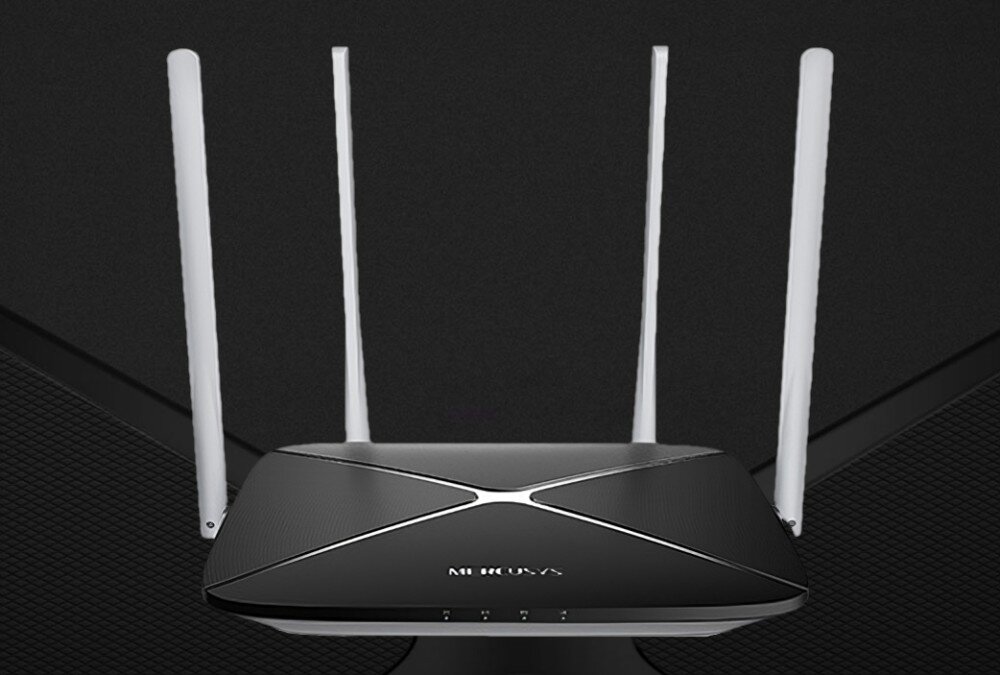 Router MERCUSYS AC12 Widok routera od przodu, ustawionego na płaskiej powierzchni. Obudowa routera jest czarna, ozdobiona srebrnymi liniami krzyżującymi się pośrodku, standard, przepustowość, przeznaczenie