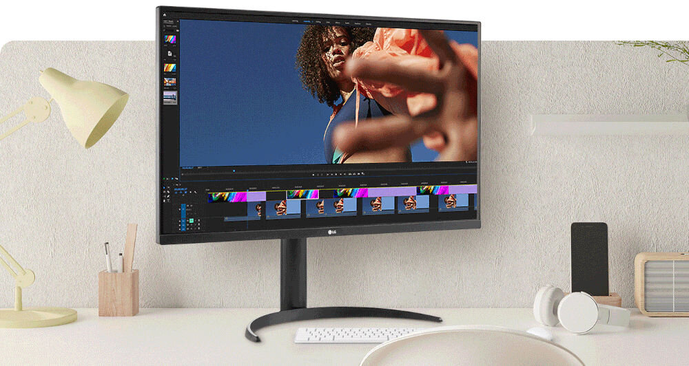 Monitor LG UltraFine 32UR550K-B 31.5 cala 3840x2160px 4 ms [GTG] prezentacja monitora od przodu pod kątem na jasnym biurku z jasną ścianą w tle