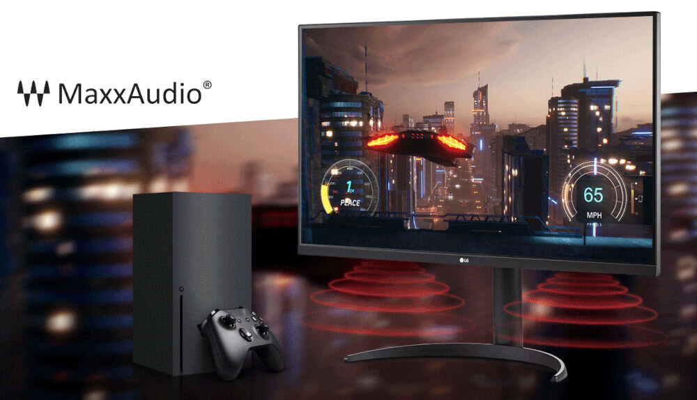 Monitor LG UltraFine 32UR550K-B 31.5 cala 3840x2160px 4 ms [GTG] monitor pod kątem imitacja wydawania dźwieku obok konsola z kontrolerem rozmazane miasto w tle Waves MaxxAudio, dźwięk stereo, głębia obrazu