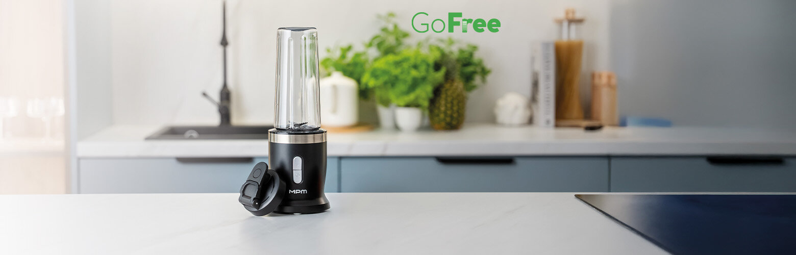 Akumulatorowy blender personalny GoFree CMBL-02 na kuchennym blacie.