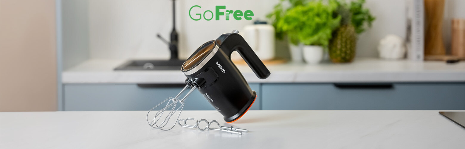 Akumulatorowy mikser ręczny CMMR-01 z dwiema parami mieszadeł na kuchennym blacie.