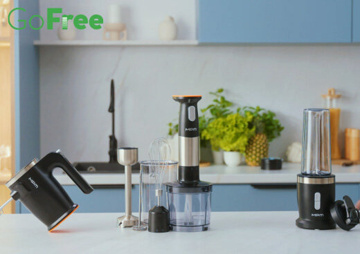 Mikser, blender ręczny z akcesoriami i blender kielichowy na kuchennym blacie.