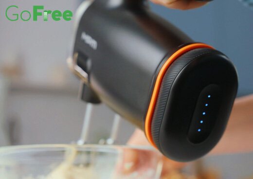 Zbliżenie na akumulator bezprzewodowy GoFree CAKU-01  przyczepiony do miksera.