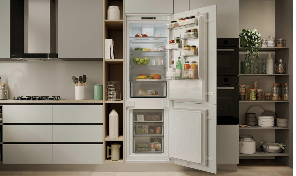 LODÓWKA CANDY ECNBQL3518EV FRESCO 400 wizualizacja lifestyle ikona zabudowa otwarta wnętrze półki produkty szafki dekoracje półki blat drewniany