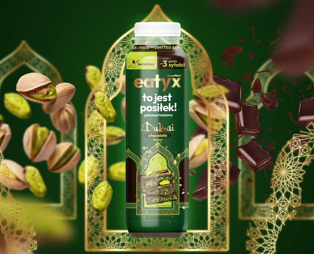 Posiłek w płynie EATYX Hyperfood Dubajska Czekolada (300 ml) ciemne tło butelka orientalne dekoracje wokół butelki czekolada i pistacje posiłek w płynnie zbilansowany posiłek zdrowie