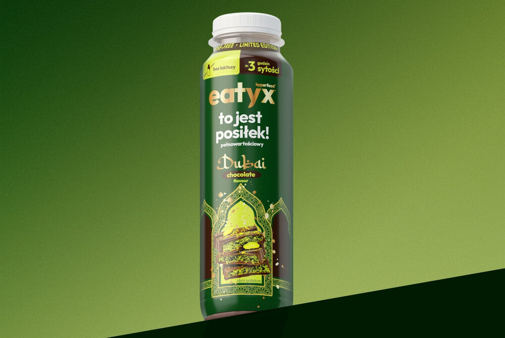Posiłek w płynie EATYX Hyperfood Dubajska Czekolada (300 ml) butelka posiłku na zielonym tle w porcji 300 kcal dla osób dbających o bilans energetyczny inulina naturalny prebiotyk wsparcie układu pokarmowego pomaga w utrzymaniu prawidłowej wagi źródło naturalnego błonnika