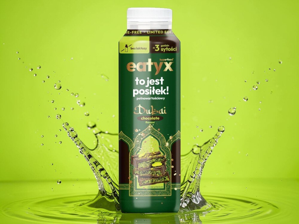 Posiłek w płynie EATYX Hyperfood Dubajska Czekolada (300 ml) butelka posiłku na zielonym tle tło woda rozpryskana bazuje na białkach mleka bez laktozy łagodny dla układu pokarmowego dla osób z nietolerancją laktozy nie zawiera glutenu ani konserwantów nie zawiera dodatku cukru lekkostrawny, pełnowartościowy posiłek w płynie  gotowy do spożycia od razu po otwarciu