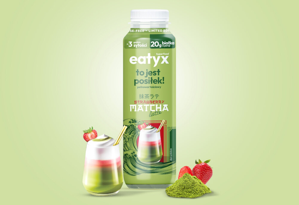 Posiłek w płynie EATYX Hyperfood Strawberry Matcha Latte (300 ml) jasnozielone tło butelka i szklaneczka z zielonym płynem i truskawki 22 witamin i minerałów biotyna (9,9 µg) witamina B12 (0,78 µg) chrom (6,6 µg) selen (9,3 µg) witamin E (5,4 mg) wapń (510 mg) wspierają zdrowie skóry, włosów, paznokci i metabolizmu energetycznego