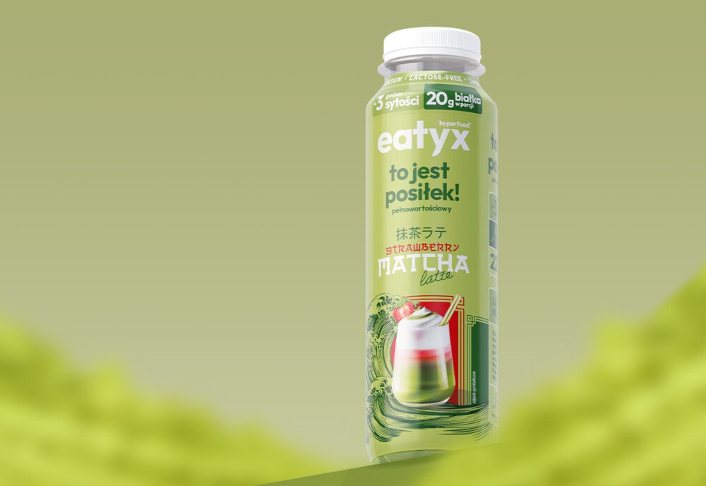 Posiłek w płynie EATYX Hyperfood Strawberry Matcha Latte (300 ml) butelka posiłku na jasnozielonym tle około 20 g białka w porcji 300 kcal dla osób dbających o bilans energetyczny inulina naturalny prebiotyk wsparcie układu pokarmowego pomaga w utrzymaniu prawidłowej wagi źródło naturalnego błonnika