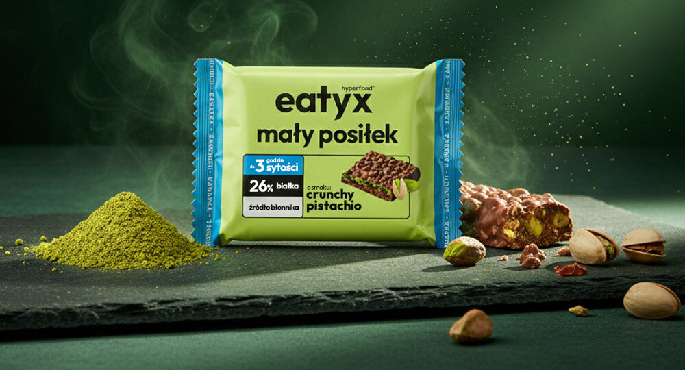 Baton proteinowy EATYX Hyperfood Pistacjowy (8 x 50 g) ciemnozielone tło baton wokół pistacje zielony proszek przekąska posiłek