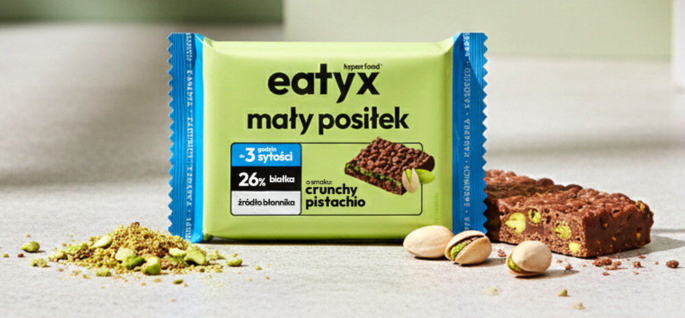 Baton proteinowy EATYX Hyperfood Pistacjowy (8 x 50 g) jasne tło baton wokół pistacje jedna porcja 50 g dostarcza około 219 kcal komplet podstawowych makroskładników 13,1 g białka 2,4 g błonnika na porcję szybki zamiennik śniadania awaryjny posiłek