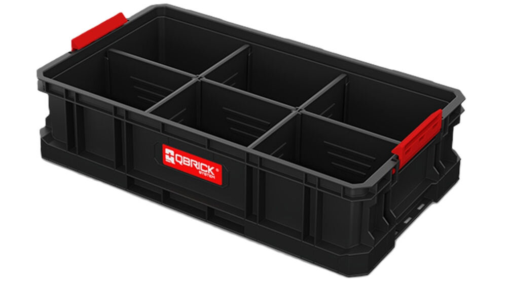 Czarna skrzynka narzędziowa z czerwonymi uchwytami i sześcioma przegródkami. Na boku widoczne jest logo \'QBRICK SYSTEM\'.