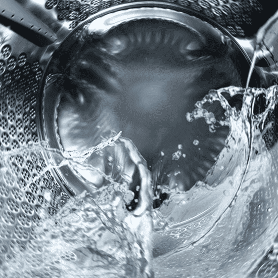 NIVONA Nivo 9101 - aplikacja mobilna na smartfonie obok kawy