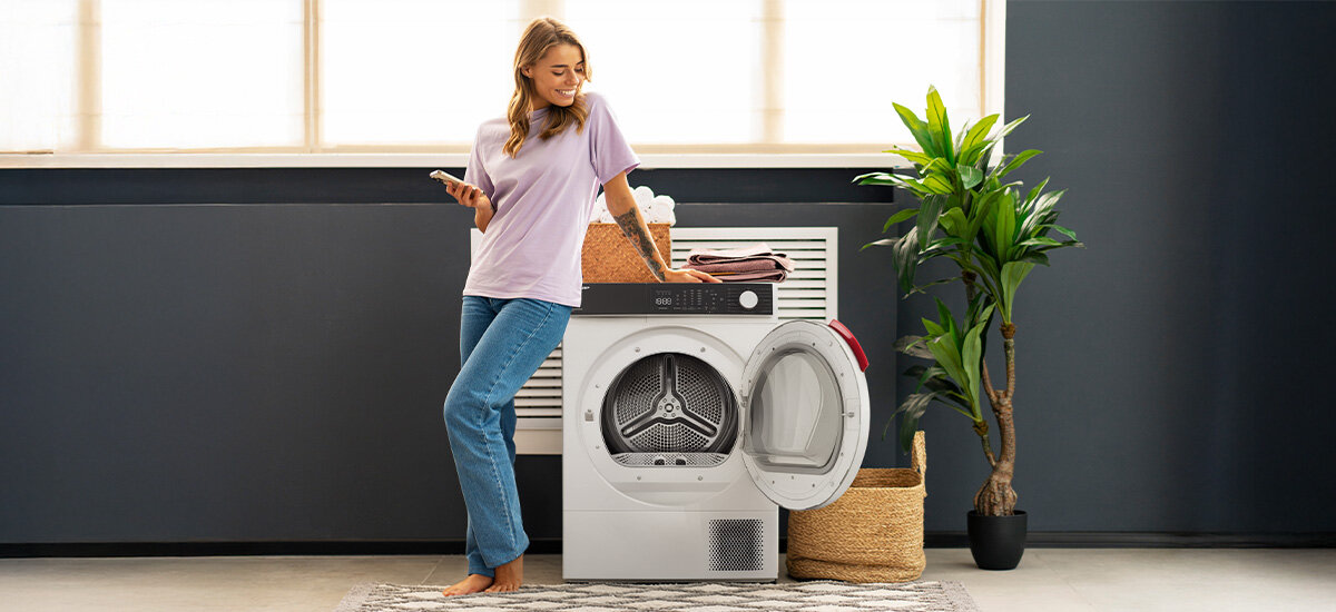 SUSZARKA SHARP KD-NHL9S9GWC-PL Osoba oparta o suszarkę tworzy swobodną, domową atmosferę prezentacji sprzętu. Otwarte drzwi bębna podkreślają gotowość urządzenia do załadunku system wykrywania usterek Child Lock blokada rodzicielska komunikaty błędów kontrola pracy