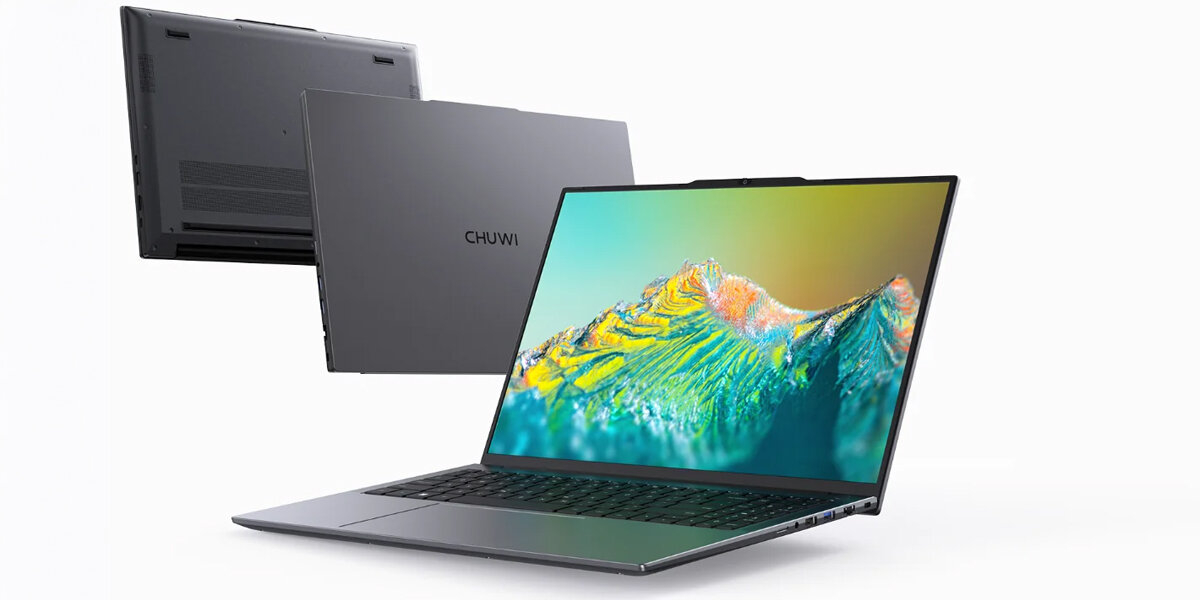 Na obrazie widoczny jest laptop z otwartym ekranem, na którym wyświetlany jest kolorowy krajobraz. Na zamkniętej pokrywie laptopa znajduje się logo \'CHUWI\'.