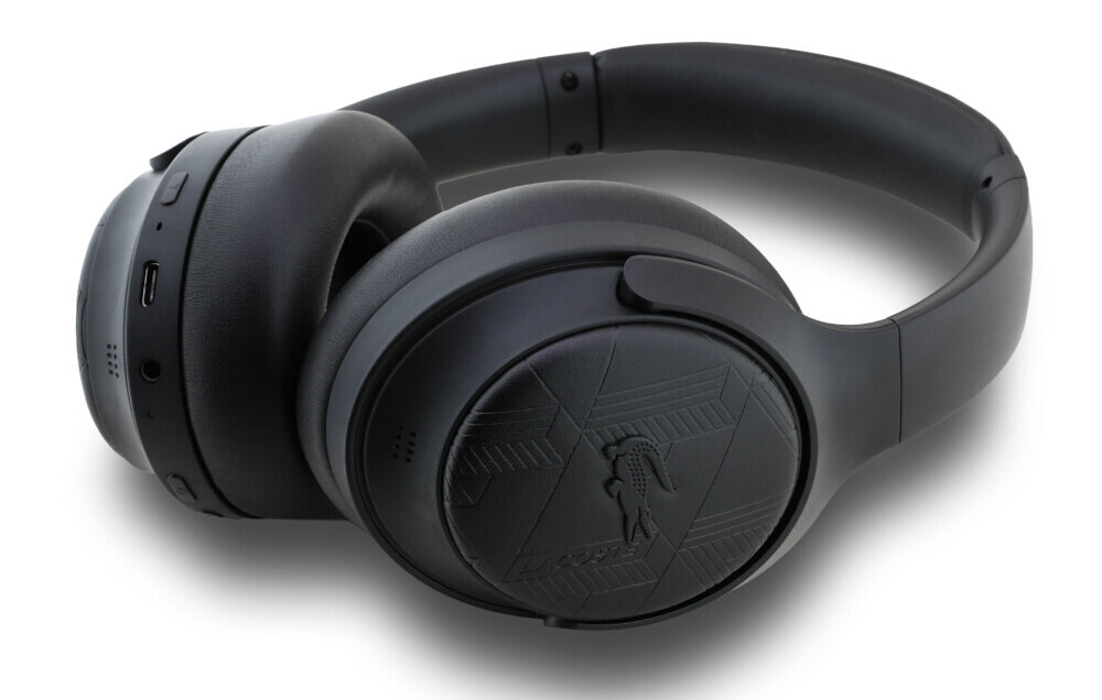 Słuchawki nauszne Lacoste Monogramme ANC - design, monogram logo krokodylka, Konstrukcja nauszna, słuchawki po skosie na białym tle