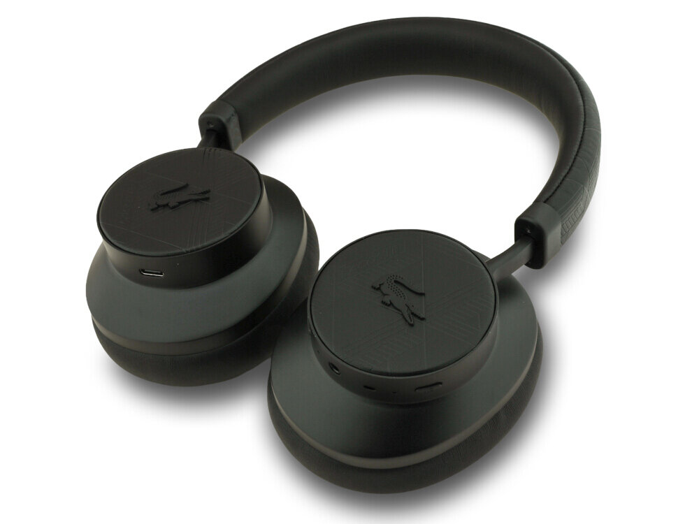 Słuchawki nauszne LACOSTE Monogramme LH02 ANC - Hybrid ANC redukcja hałasu, 40-milimetrowe przetworniki, parametry, 6 mikrofonów, Bluetooth 5.4, tryb przewodowy AUX 3,5 mm, słuchawki po skosie na białym tle 