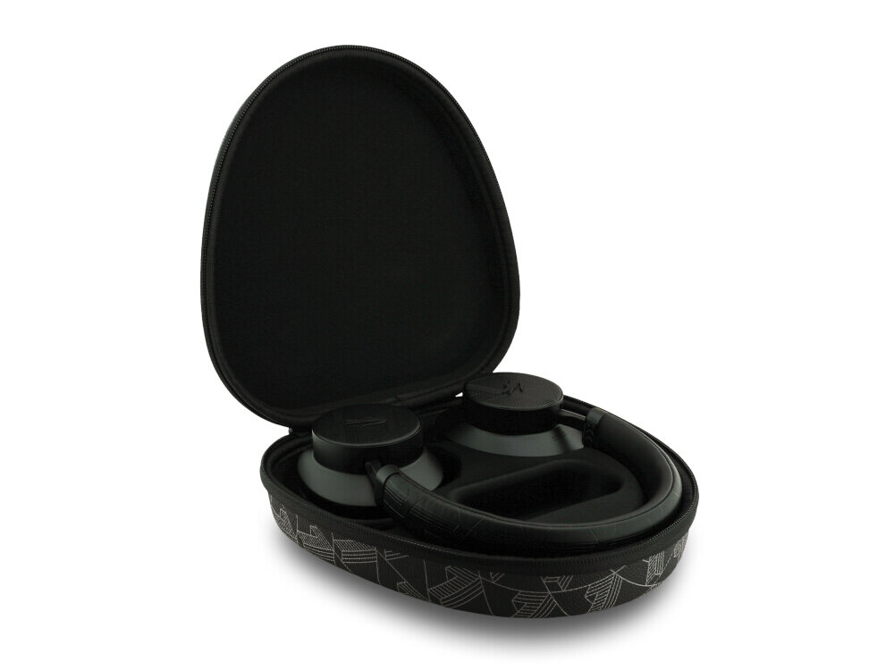 Słuchawki nauszne LACOSTE Monogramme LH02 ANC - akumulator, czas pracy, USB-C, słuchawki w etui ochronnym po skosie na białym tle 