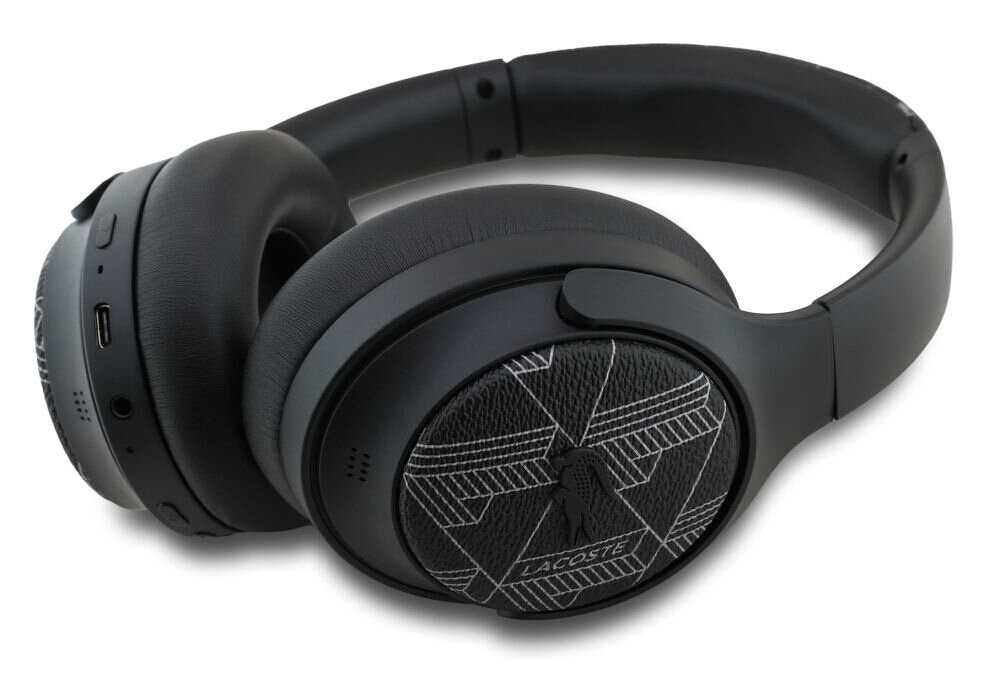 Słuchawki nauszne Lacoste The Blend ANC design, monogram krokodylek, Konstrukcja nauszna, słuchawki nauszne po skosie na białym tle