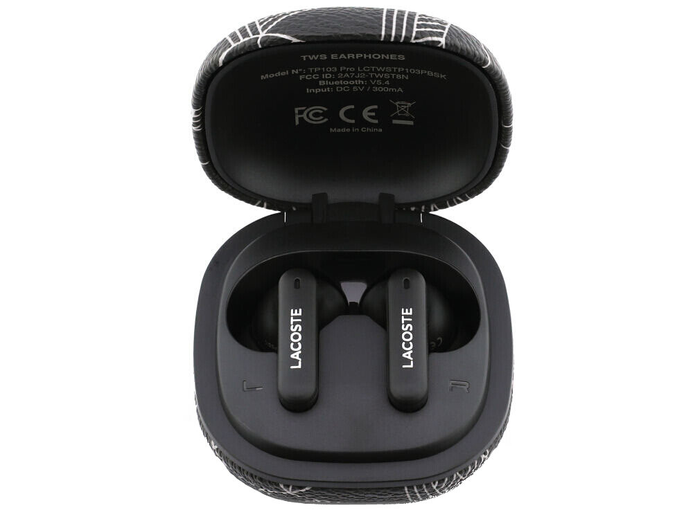 Słuchawki TWS Lacoste Monogram The Blend, etui ładujące USB-C, akumulator, czas pracy, słuchawki dokanałowe z etui ładującym na białym tle
