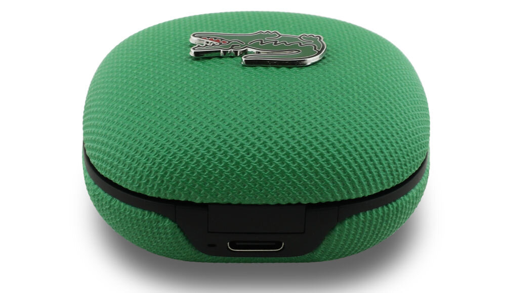 Słuchawki dokanałowe LACOSTE Iconic Petit Pique, Bluetooth 5.4, redukcja szumów, 10-milimetrowe przetworniki, etui ładujące na białym tle