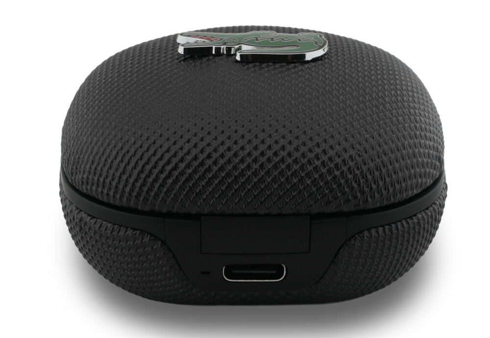 Słuchawki dokanałowe LACOSTE Iconic Petit Pique, Bluetooth 5.4, redukcja szumów, 10-milimetrowe przetworniki, etui ładujące na białym tle