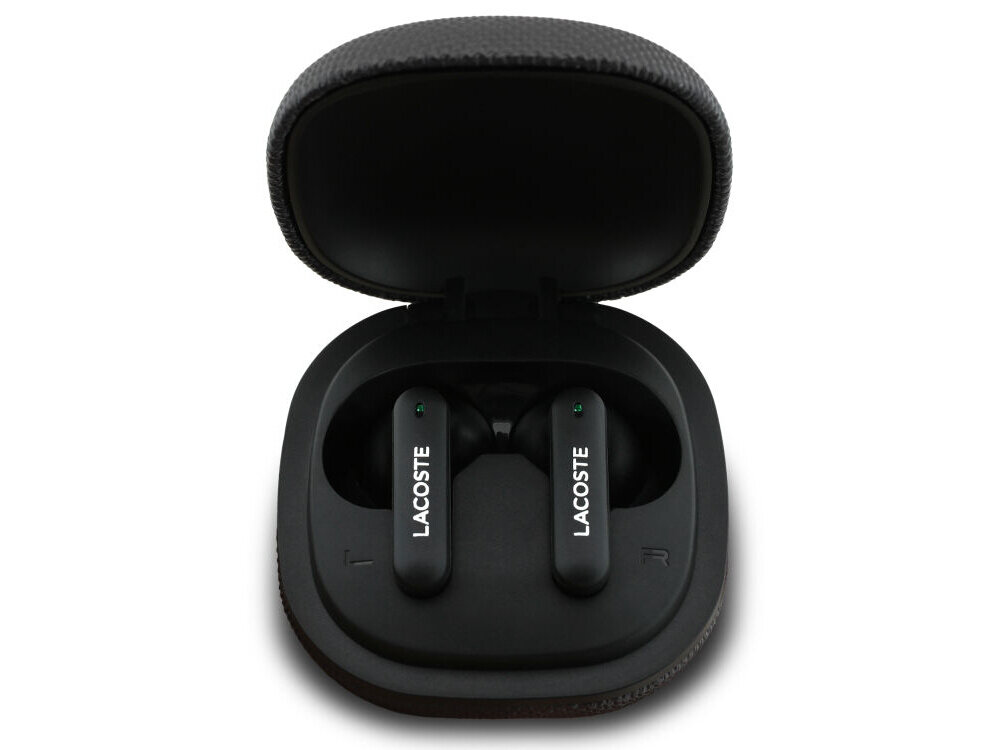 Słuchawki dokanałowe LACOSTE Iconic Petit Pique, etui ładujące USB-C, akumulator, parametry, Ergonomiczna konstrukcja, waga, czas pracy, słuchawki dokanałowe z etui ładującym na białym tle